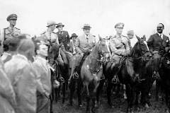 a1938. Presidente Getúlio Vargas na Fazenda Pacuri com Oficiais do 11º R C I
