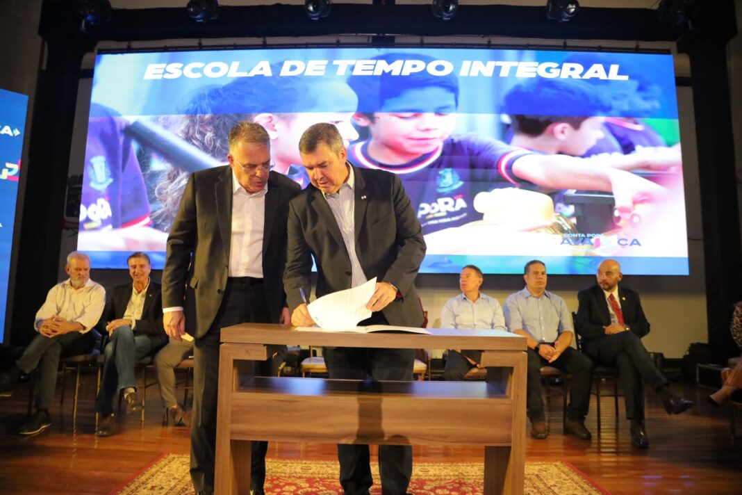 FOTO_01_PREFEITO_GOVERNADOR_ASSINAM_CONVENIO