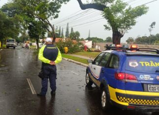 Equipes da Prefeitura socorrem moradores após temporal em Ponta Porã