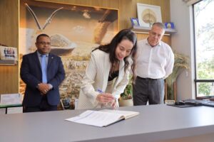 Prefeito empossa nova secretária de Meio Ambiente em Ponta Porã